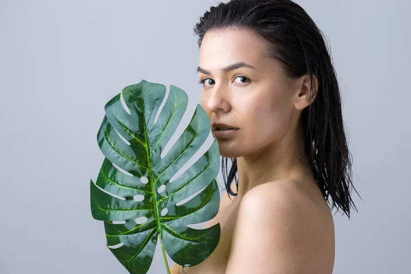 Kráska Žena Přírodním Zeleným Portrétem Palmového Listu Móda Krása Make — Stock fotografie