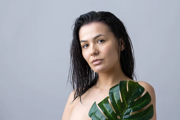 Kráska Žena Přírodním Zeleným Portrétem Palmového Listu Móda Krása Make — Stock fotografie