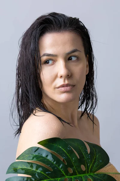 Beauty Woman Natural Green Palm Leaf Portrait Fashion Beauty Make — Stock Photo, Image
