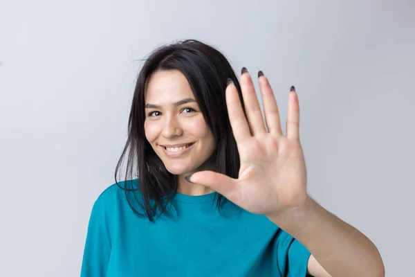 Glimlachende Vrouw Hief Haar Hand Omhoog Voorwaarts Als Zwaaiend — Stockfoto