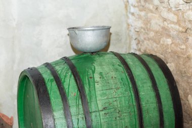 Şarap üreticisi varillere taşınmak için üzüm suyu döker..