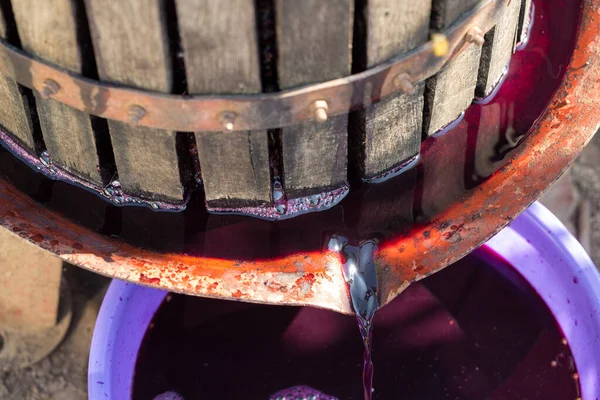 Vinpress Med Röd Must Och Spiralskruv Framställning Traditionella Italienska Viner — Stockfoto