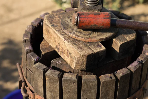 Torchio Con Mosto Rosso Vite Elicoidale Produzione Vini Tradizionali Italiani — Foto Stock