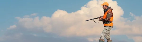 Silhueta Caçador Com Uma Arma Contra Sol Uma Emboscada Para — Fotografia de Stock