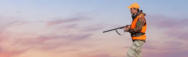 Silhouette Eines Jägers Mit Einem Gewehr Gegen Die Sonne Ein — Stockfoto