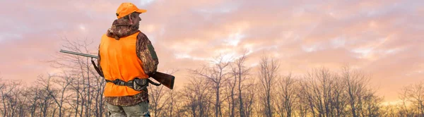 Güneşe Silah Dayamış Bir Avcının Silueti Ördekler Için Pusu — Stok fotoğraf