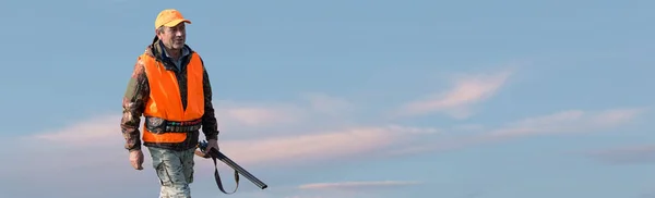 Güneşe Silah Dayamış Bir Avcının Silueti Ördekler Için Pusu — Stok fotoğraf