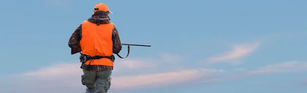 Silhouette Eines Jägers Mit Einem Gewehr Gegen Die Sonne Ein — Stockfoto