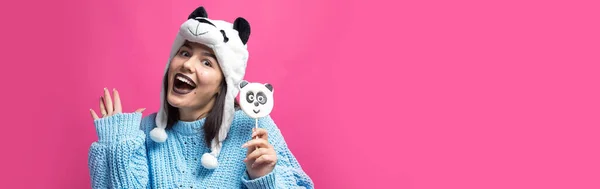 Zabawna Młoda Dziewczyna Stojąca Pysznym Lizakiem Panda Ręku Kapeluszem Głowie — Zdjęcie stockowe