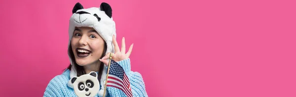 Muchacha Divertida Pie Con Delicioso Panda Piruleta Mano Sombrero Cabeza — Foto de Stock