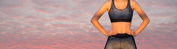 Kvinna Poserar Sportkläder Himlen Bakgrund Den Mellersta Delen Kroppen — Stockfoto