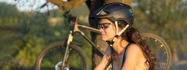 Junge Radfahrerin Fährt Auf Landstraße Seitenansicht — Stockfoto
