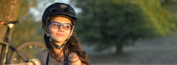 Молодая Велосипедистка Велосипеде Сельской Дороге Вид Сбоку — стоковое фото