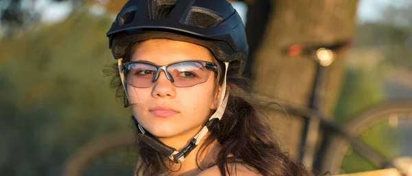 Молодая Велосипедистка Велосипеде Сельской Дороге Вид Сбоку — стоковое фото