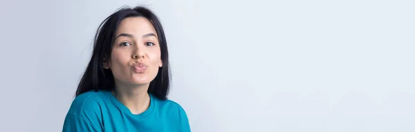 Retrato Mujer Joven Coqueteando Soplando Beso Aire Aislado Sobre Fondo —  Fotos de Stock