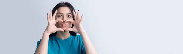 Portrait Smiling Young Woman Showing Heart Gesture Her Fingers Isolated — Stock Photo, Image
