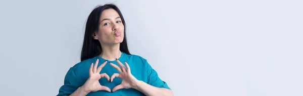 Porträtt Leende Ung Kvinna Visar Hjärta Gest Med Fingrarna Isolerade — Stockfoto