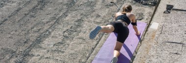 Beton bir zeminde dinlenen genç bir kadın..