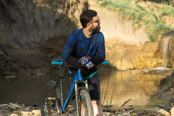 Ποδηλάτης Σορτς Και Φανέλα Ένα Σύγχρονο Carbon Hardtail Ποδήλατο Ένα — Φωτογραφία Αρχείου