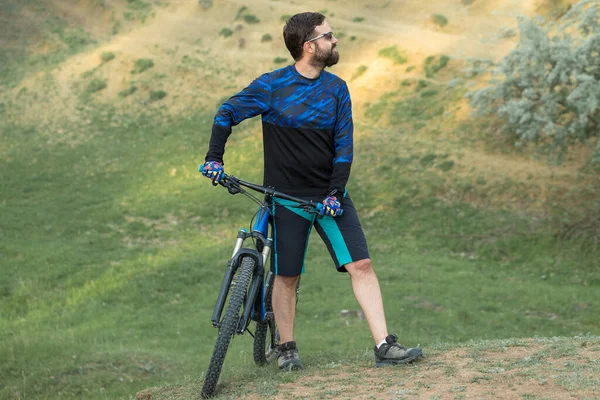 Cyklist Shorts Och Jersey Modern Kol Hardtail Cykel Med Luftfjädring — Stockfoto