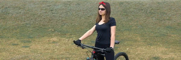 Dívka Horském Kole Offroad Krásný Portrét Cyklisty Deštivém Počasí Fitness — Stock fotografie