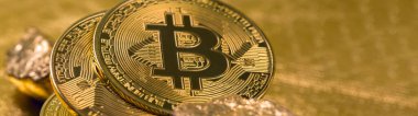 Kripto altın sikkeler - Bitcoin, Ethereum, Litecoin altın külçelerin arka planında. Sanal para kavramı.