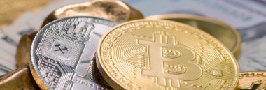 Kripto altın sikkeler - Bitcoin, Ethereum dolar arkaplanlı. Sanal para kavramı.