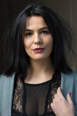 Dantelli, dramatik tonlarda esmer bir kızın portresi. Vintage fotoğraf.