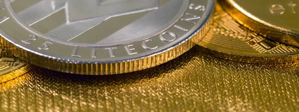 Cryptocurrency Χρυσά Νομίσματα Bitcoin Ethereum Litecoin Στο Φόντο Του Χρυσού — Φωτογραφία Αρχείου