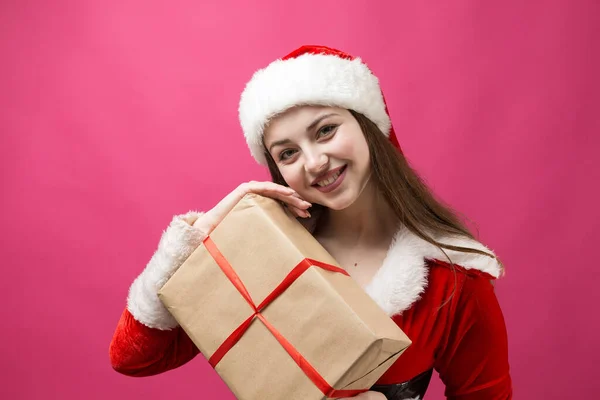 Belle Jeune Femme Costume Père Noël Sur Fond Rouge — Photo