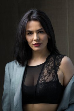 Dantelli, dramatik tonlarda esmer bir kızın portresi. Vintage fotoğraf.