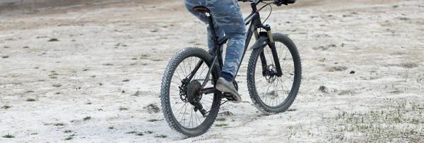 Deportivo Tipo Barbudo Brutal Una Bicicleta Montaña Moderna Ciclista Lugar —  Fotos de Stock