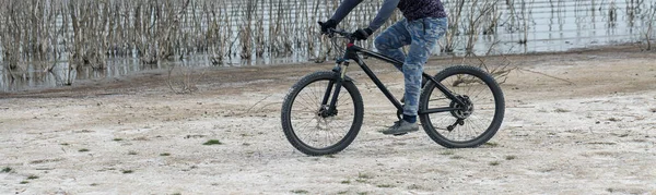 Deportivo Tipo Barbudo Brutal Una Bicicleta Montaña Moderna Ciclista Lugar —  Fotos de Stock