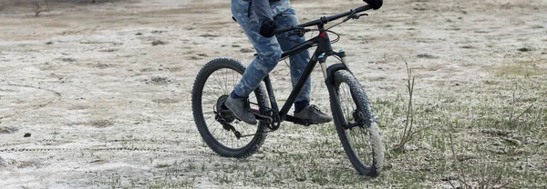 Sport Brutal Skäggig Kille Modern Mountainbike Cyklist Salt Öde Plats — Stockfoto