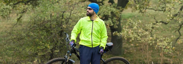 Ciclista Calças Jaqueta Verde Uma Bicicleta Moderna Cauda Dura Carbono — Fotografia de Stock