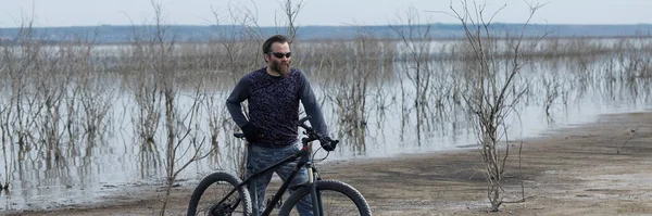 Esportes Cara Barbudo Brutal Uma Bicicleta Montanha Moderna Ciclista Lugar — Fotografia de Stock