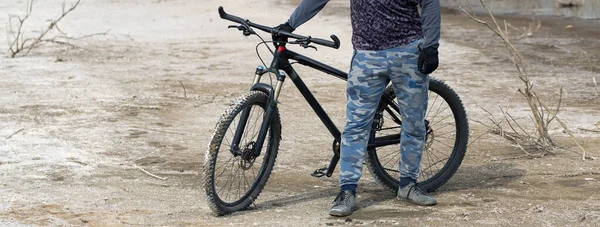 Sport Brutal Skäggig Kille Modern Mountainbike Cyklist Salt Öde Plats — Stockfoto