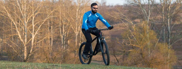 Cyklist Byxor Och Fleece Jacka Modern Kol Hardtail Cykel Med — Stockfoto