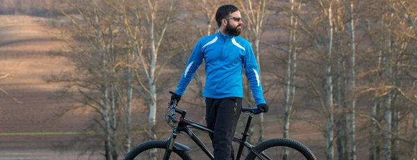 Radfahrer Hose Und Fleecejacke Auf Einem Modernen Carbon Hardtail Fahrrad — Stockfoto