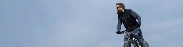 Спортивный Жестокий Бородатый Парень Современном Горном Велосипеде Прекрасный Вид Горы — стоковое фото