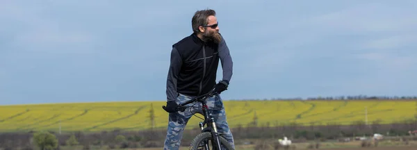 Deportivo Tipo Barbudo Brutal Una Bicicleta Montaña Moderna Hermosa Vista —  Fotos de Stock