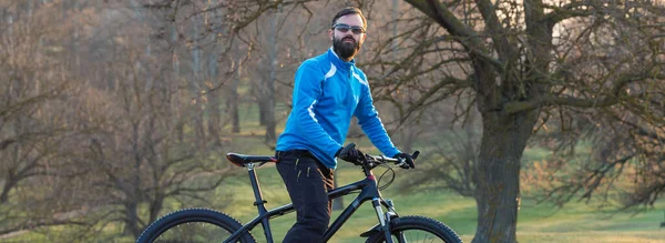 Radfahrer Hose Und Fleecejacke Auf Einem Modernen Carbon Hardtail Fahrrad — Stockfoto