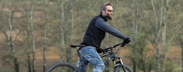 Esportes Cara Barbudo Brutal Uma Bicicleta Montanha Moderna Ciclista Nas — Fotografia de Stock