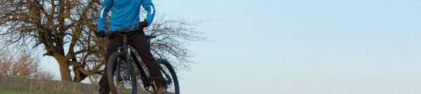 Велосипедист Штанях Флісовій Куртці Сучасному Вуглецевому Твердому Велосипеді Вилкою Підвіски — стокове фото