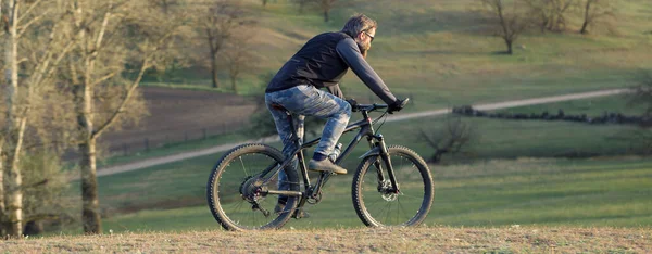 Deportivo Tipo Barbudo Brutal Una Bicicleta Montaña Moderna Ciclista Las —  Fotos de Stock