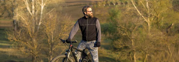 Sport Brutale Bebaarde Man Een Moderne Mountainbike Fietser Groene Heuvels — Stockfoto
