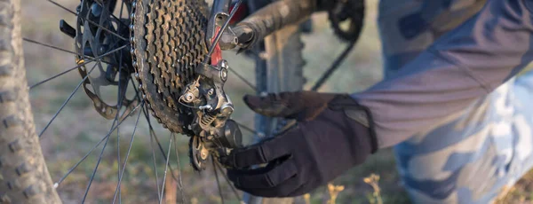 Deportivo Tipo Barbudo Brutal Una Bicicleta Montaña Moderna Ciclista Las —  Fotos de Stock