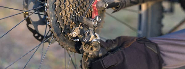 Sport Brutal Skäggig Kille Modern Mountainbike Cyklist Gröna Kullarna Reparerar — Stockfoto
