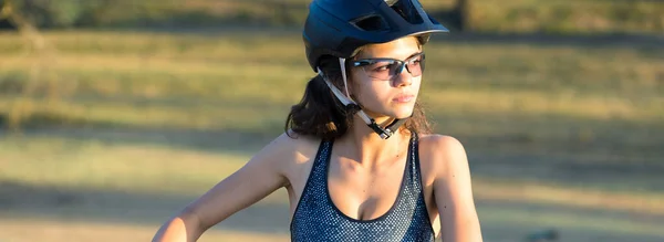 Mädchen Auf Einem Mountainbike Gelände Schönes Porträt Einer Radfahrerin Bei — Stockfoto