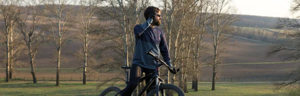 Cyklist Shorts Och Jersey Modern Kol Hardtail Cykel Med Luftfjädring — Stockfoto